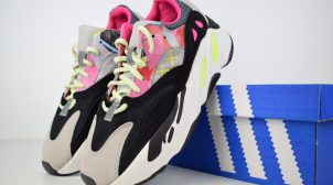 Женские кроссовки Adidas Yeezy Boost 700 и их преимущества