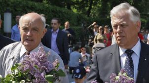 Симоненко с коммунистической атрибутикой пытается прорваться к мемориалу в Киеве.  ВИДЕО