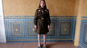 «Совкодрочерство и победобесие» — российская школьница час стояла на гвоздях под военные песни