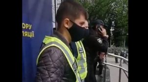 В Днепре полиция окружила здание штаба «Руху Опору капітуляції» и заклеила символику. ВИДЕО