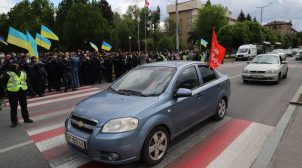 В Запорожье произошли столкновения между участниками акции «Полк Победы» и проукраинскими активистами В Запорожье произошли столкновения между участниками акции «Полк Победы» и проукраинскими активистами
