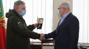 Министр обороны вручил Вилкула медаль за помощь ВСУ