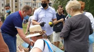 Пиар на руинах: Тищенко принес лимоны жертвам взрыва в Киеве