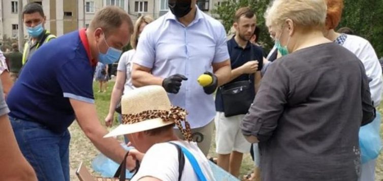Піар на руїнах: Тищенко приніс лимони жертвам вибуху в Києві