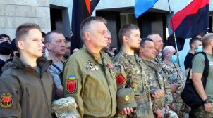 В Днепре впервые подняли красно-черный флаг возле мэрии