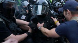 На суді над Стерненко помітили поліцейського із символікою бойовиків ДНР