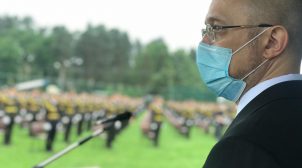 Посещение Шмыгалем церемонии выпуска офицеров сравнили с торжествами в КНДР.  Видео