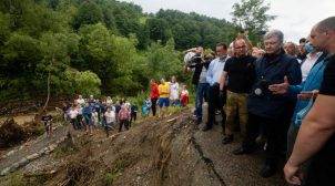 Порошенко привез на Прикарпатье дизель-генераторы, помпы для откачки воды и средства на технику. Фото Порошенко привез на Прикарпатье дизель-генераторы, помпы для откачки воды и средства на технику. Фото