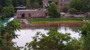 Стадион в Южном, который открыл Зеленский, затопленный водой после дождя