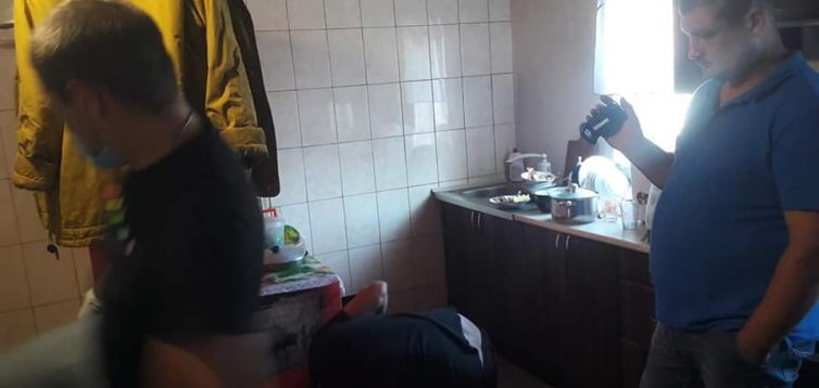 Поліція провела обшук в помешканні українського військового у стилі НКВД. Відео