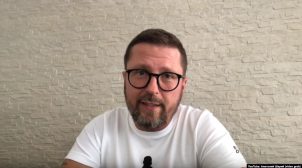 Шарій погрожує Зеленському аналізом біоматеріалів: “Непримітний чоловік зайшов після вас в туалет з колбочкою”