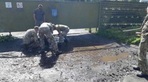 У Луцьку військових змусили вичерпувати воду з калюж до приїзду Зеленського. Відео