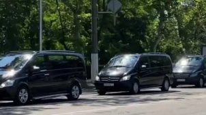 Зеленський проїхав Одесою в “скромному” кортежі із десятка авто. Відео