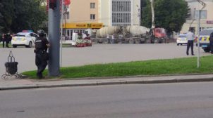 С места захваченного в Луцке автобуса раздаются автоматные выстрелы, — СМИ С места захваченного в Луцке автобуса раздаются автоматные выстрелы, — СМИ