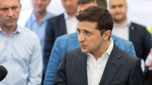 В Одесі Зеленський втік після запитання про переслідування Порошенка. Відео