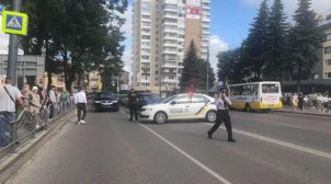 В Луцке недовольный властью вооруженный мужчина захватил автобус с заложниками. Видео В Луцке недовольный властью вооруженный мужчина захватил автобус с заложниками. Видео