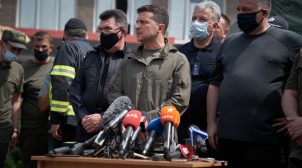 Зеленский пообещал пострадавшим от пожара на Луганщине денежную компенсацию Зеленский пообещал пострадавшим от пожара на Луганщине денежную компенсацию