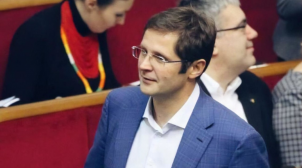 Депутат від “Слуги народу” попався на репетиції відповідей для ЗМІ. ВІДЕО