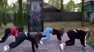 На Черниговщине школьницы станцевали тверк на могиле воинам АТО.  ВИДЕО