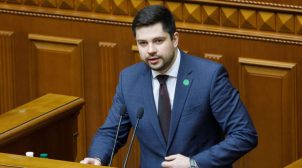 У “Слузі народу” заявили, що Україна буде зобов’язана закуповувати в Росії вакцину від Covid-19