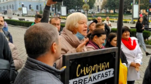 В Черновцах женщина отругала Зеленского и Ермака, обозвав их лжецами.  ВИДЕО