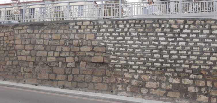 Щоб так само як в РФ: В Криму стіну змурували з різних матеріалів. ФОТО