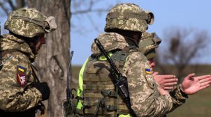 На Донбассе ранены двоих украинских военных На Донбассе ранены двоих украинских военных
