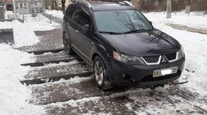 В Киеве «герой парковки» оставил свой автомобиль прямо на пешеходной лестнице. ФОТО