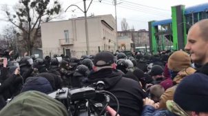 Телеканал «Наш» в прямом эфире назвал пикетчиков своего офиса «фашистами». ФОТО