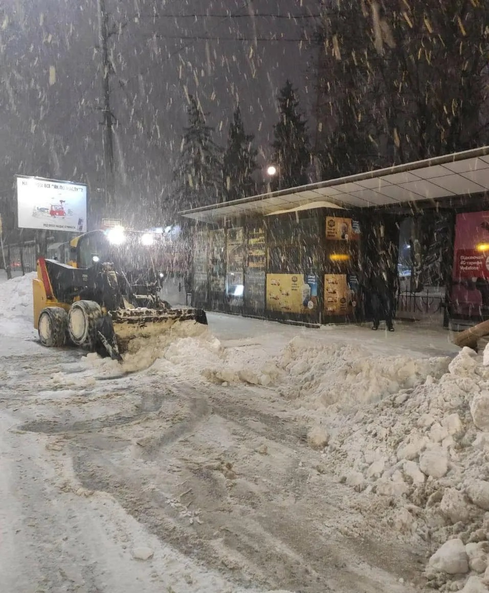 Из-за снегопадов Киев третий день стоит в пробках, люди не могут нормально добраться на работу и домой. ФОТО