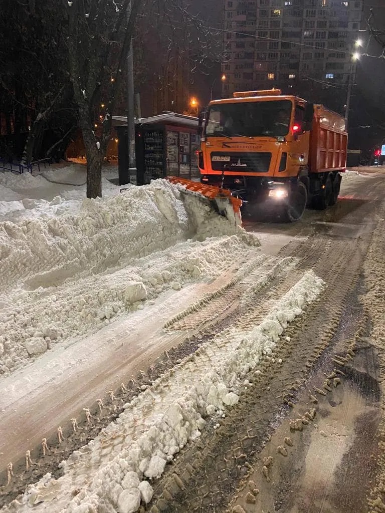 Из-за снегопадов Киев третий день стоит в пробках, люди не могут нормально добраться на работу и домой. ФОТО