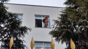 Задержанный за пикет телеканала «НАШ», активист угрожает спрыгнуть из здания полиции. ВИДЕО+ФОТО