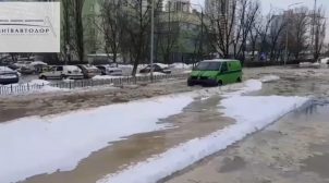 В Киеве произошла авария на водопроводе: затопило две улицы