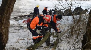 В Черниговской области грузовик упал с моста в Десну, водитель-иностранец погиб. ФОТО