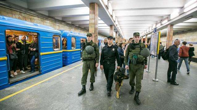 Полиция задержала злоумышленника, который неоднократно «минировал» станции столичного метро и ТРЦ