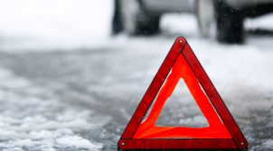 В Киеве водитель сбил женщину насмерть, когда буксировал в снегу