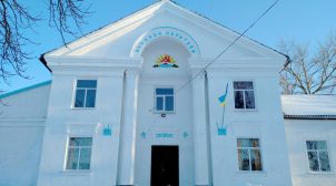 На Полтавщине восстановили коммунистическую символику во время ремонта дома культуры. ФОТО