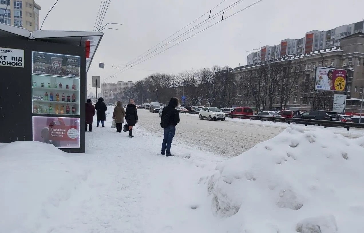 Из-за снегопадов Киев третий день стоит в пробках, люди не могут нормально добраться на работу и домой. ФОТО