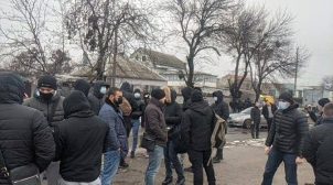 На выезде из Харькова заблокировали автобус с «титушками», которых везли в Киев. ФОТО На выезде из Харькова заблокировали автобус с «титушками», которых везли в Киев. ФОТО