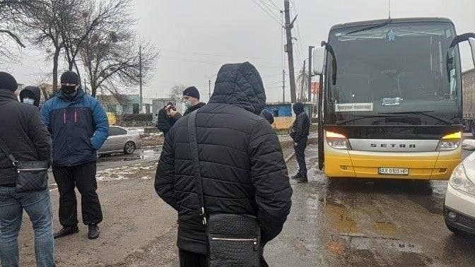 На выезде из Харькова заблокировали автобус с «титушками», которых везли в Киев. ФОТО