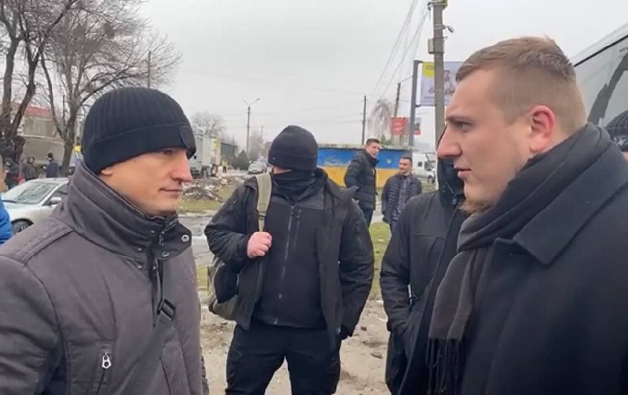 На выезде из Харькова заблокировали автобус с «титушками», которых везли в Киев. ФОТО На выезде из Харькова заблокировали автобус с «титушками», которых везли в Киев. ФОТО