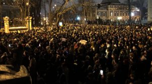 Протестующие сообщают, что полиция под ОП выхватывает активистов из толпы и бьет дубинками