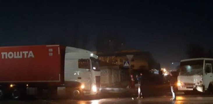 В Киеве столкнулись маршрутка и грузовик. ФОТО