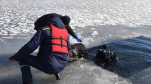 В киевском озере спасатели выловили тело молодого мужчины