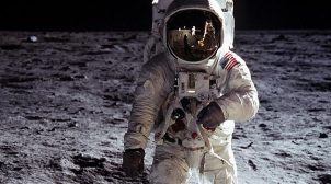 В NASA обещают отправить первую женщину на Луну до конца десятилетия