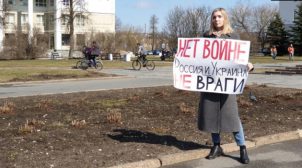 В России женщина вышла на одиночный пикет против войны с Украиной