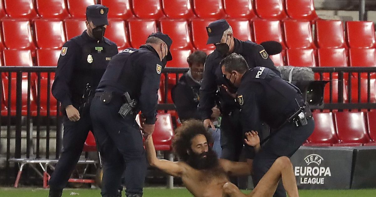 Выбежал голым на поле: во время матча Лиги Европы произошел забавный инцидент