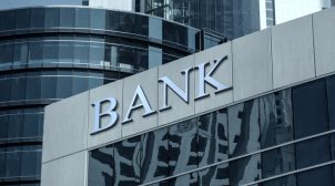 Травневі вихідні: як працюватимуть українські банки на свята