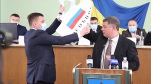 В Херсонском облсовете подрались местные депутаты от «ЕС» и «ОПЗЖ» (ВИДЕО)