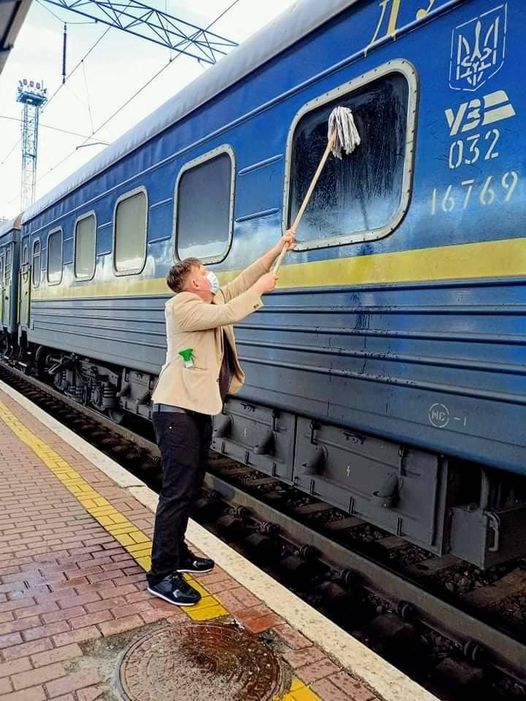 Не витримав: житель Данії самостійно вимив брудні вікна в поїзді “Ізмаїл-Київ” (ФОТО) Не витримав: житель Данії самостійно вимив брудні вікна в поїзді “Ізмаїл-Київ” (ФОТО)